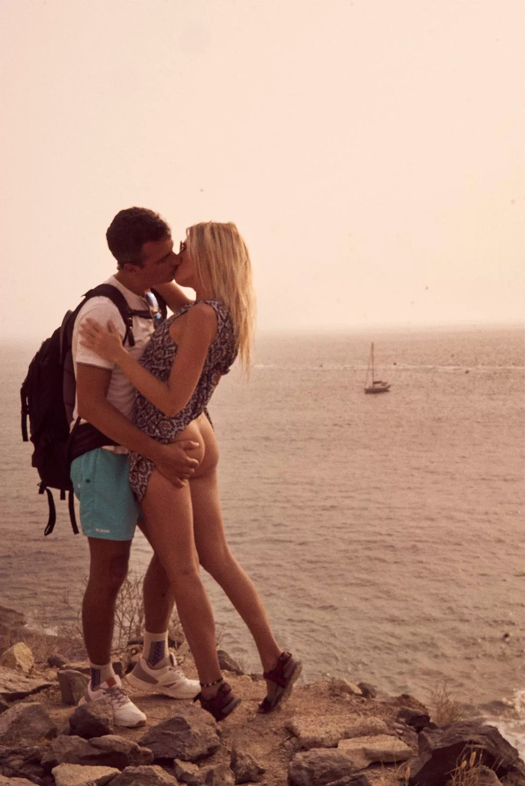 Hold me tight  posted by vulpesnudista