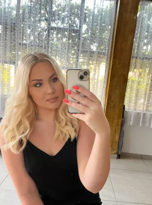 Just a blonde taking a mirror selfie : ) by misael88