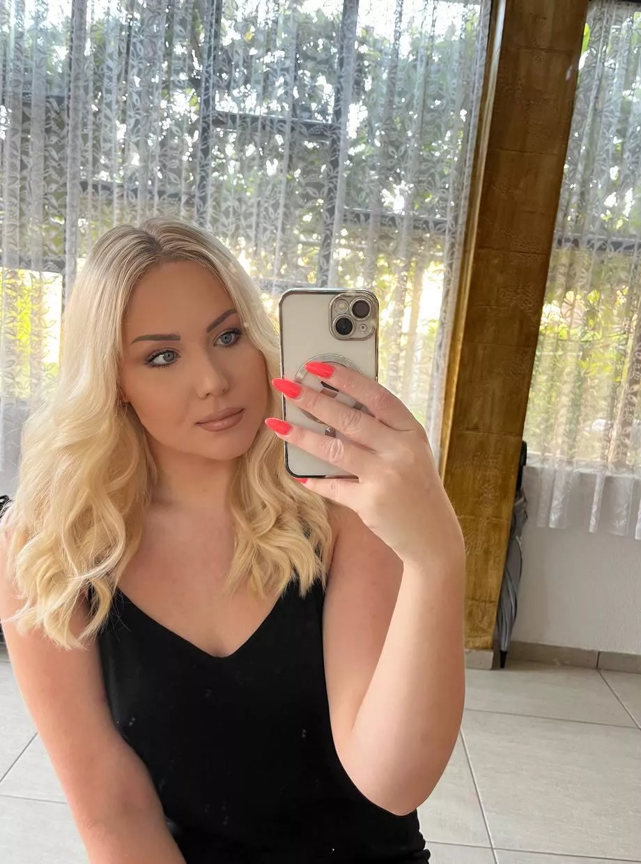 Just a blonde taking a mirror selfie : ) posted by misael88