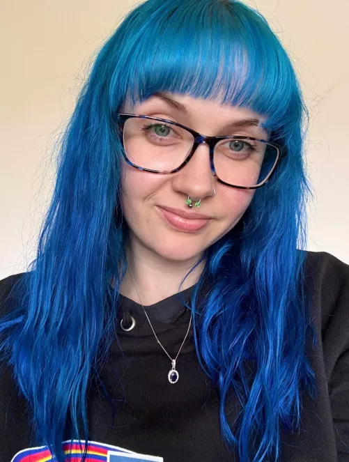 just smiling cause i’m happy and stuff 👉🏻👈🏻 by AndieHart98