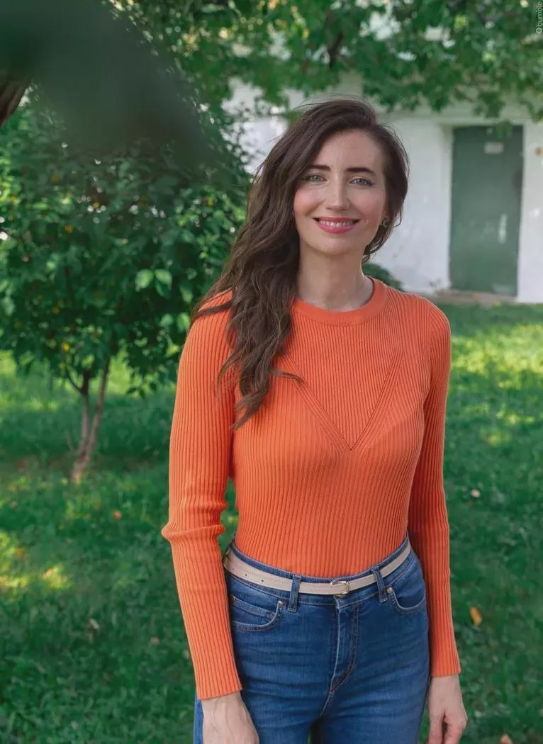 Orange top tight enough to show her bra posted by Front-Butt