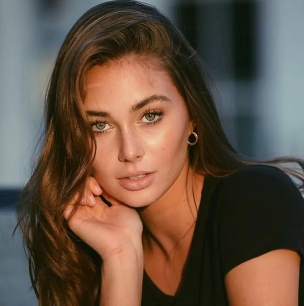 Taylor Morland posted by qwer5r