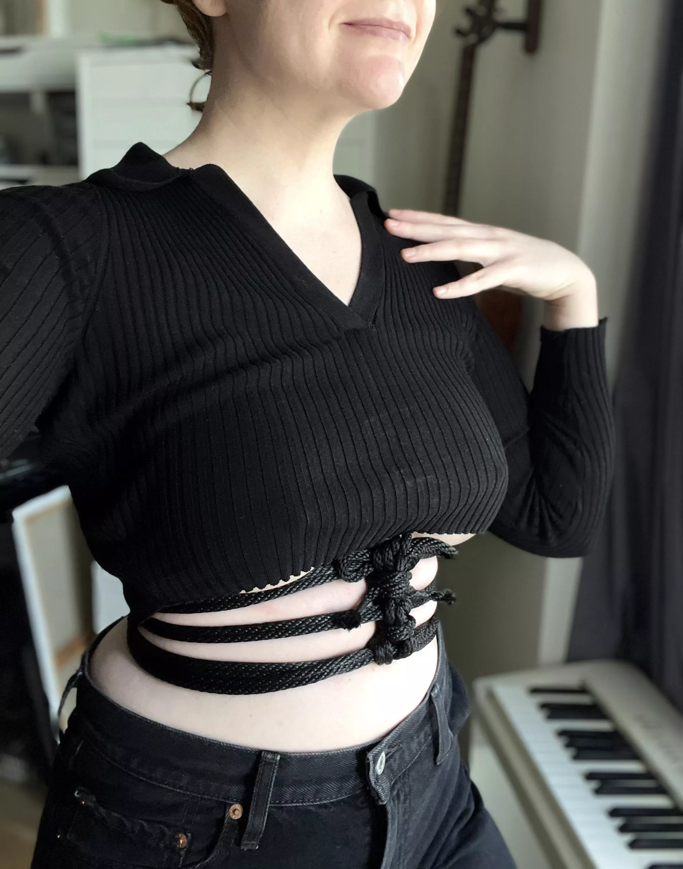 Using rope as a fashion accessory 🖤 posted by Gr8WhoreofBabylon