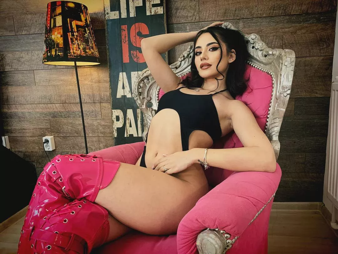 Come get me naked and wet. posted by nerdyavaaa