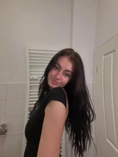 do men like receiving random selfies of the girl he's texting by cabdorsey