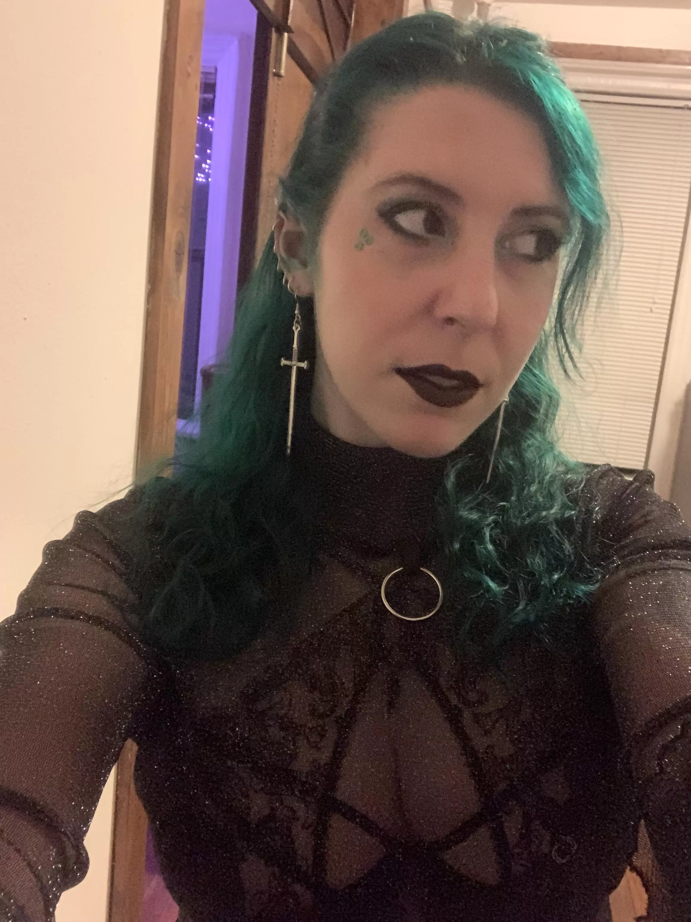 Goth babe posted by sirenskiss3