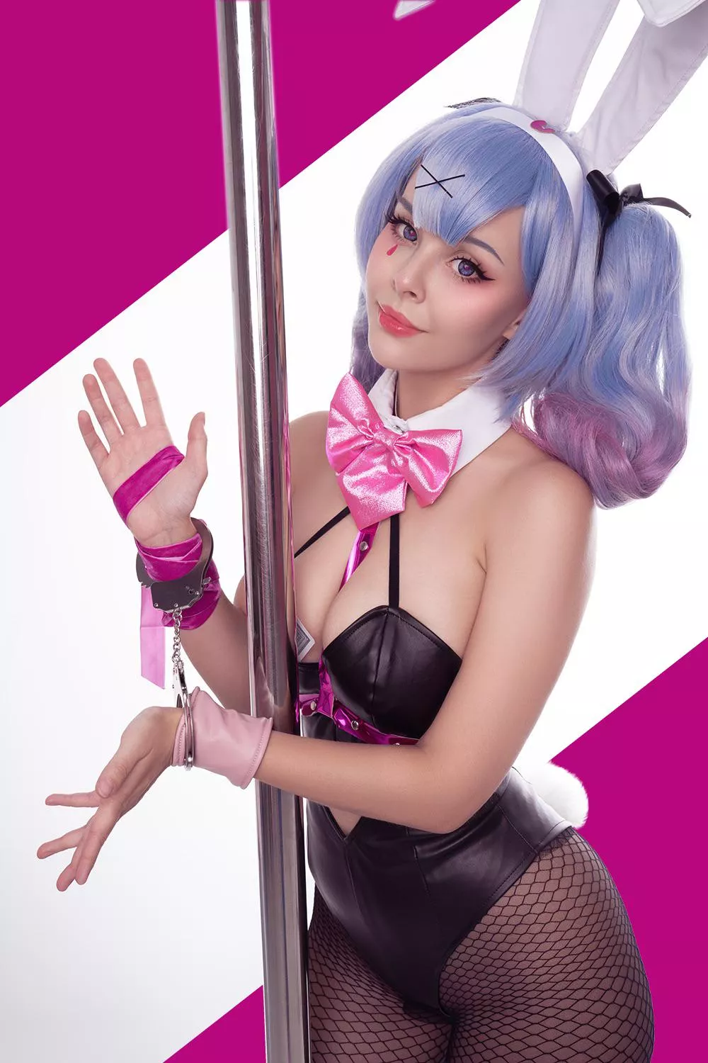 Hatsune Miku “Rabbit Hole” cosplay by Helly Valentine posted by HellyValentine