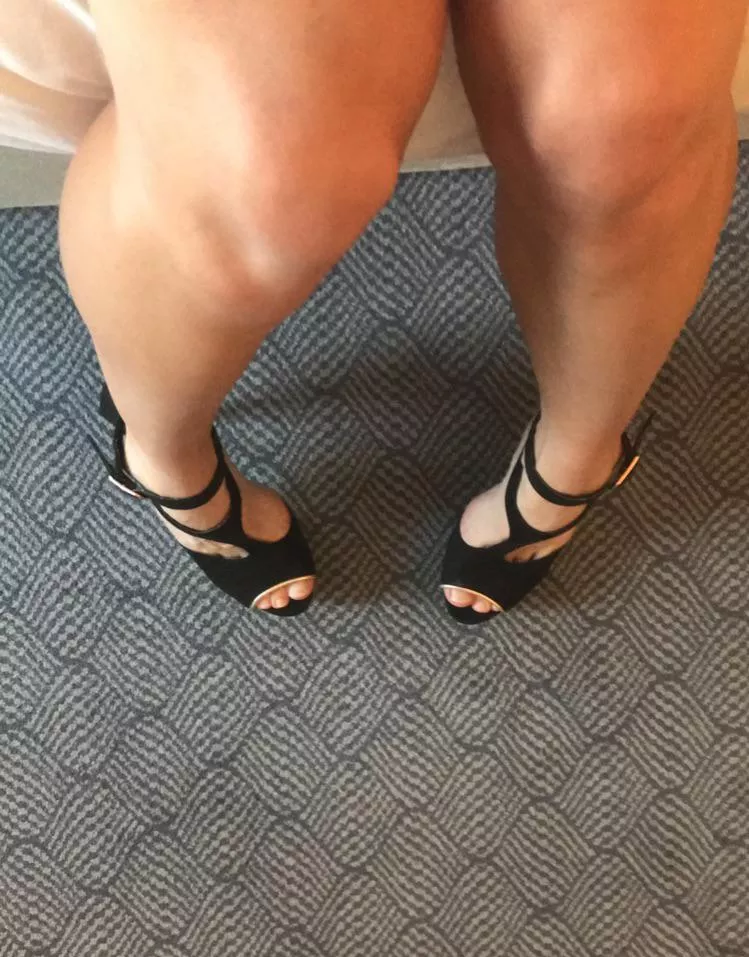 I just wanna sit and have guy after guy kneel and cum on my feet/legs is that too much to ask for? 😂 posted by AoifeCD95