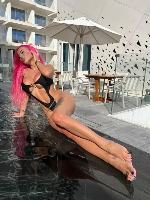 Long slender legs, what more could you dream of by brutstation30