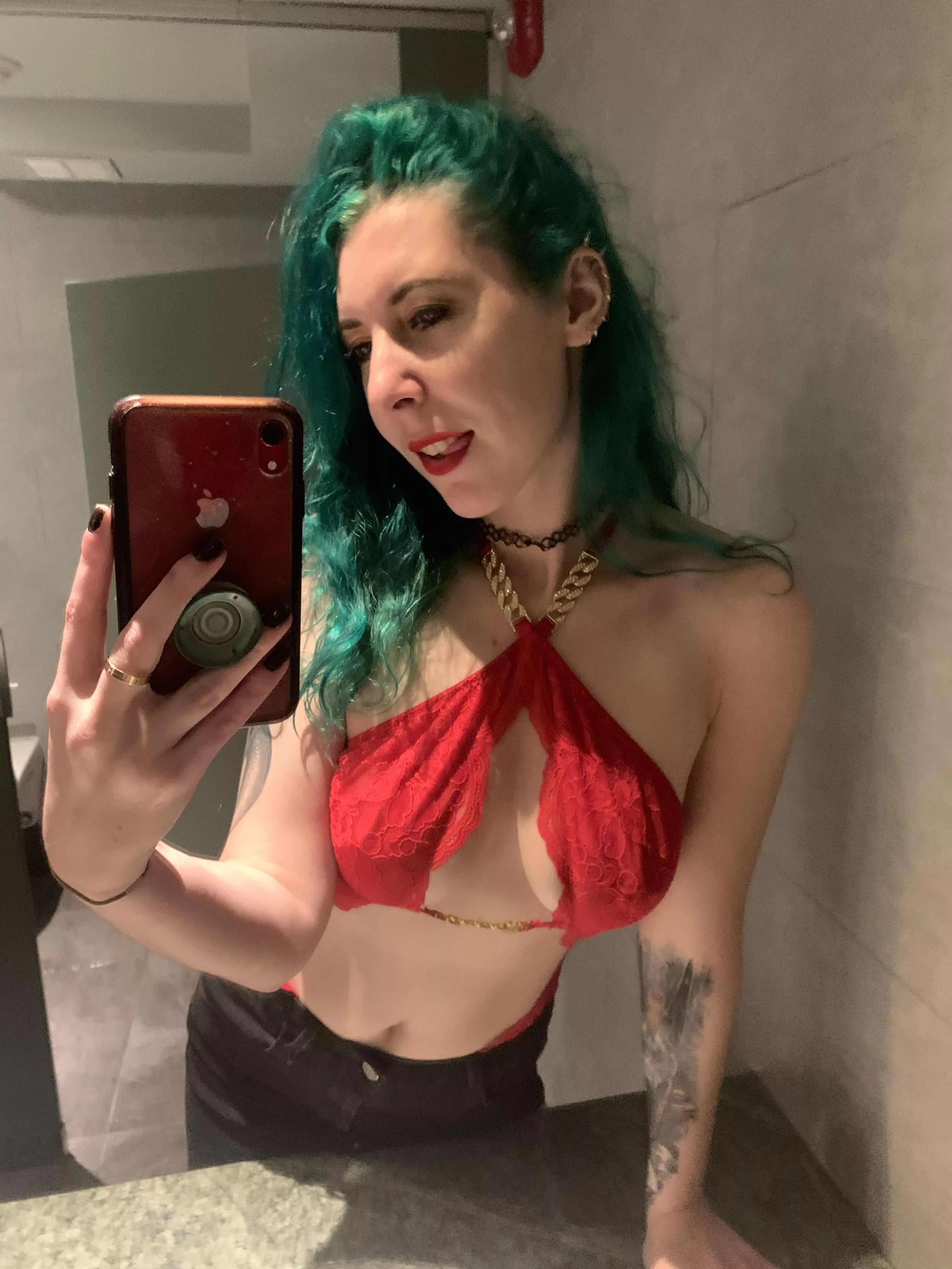 Night out selfie posted by sirenskiss3