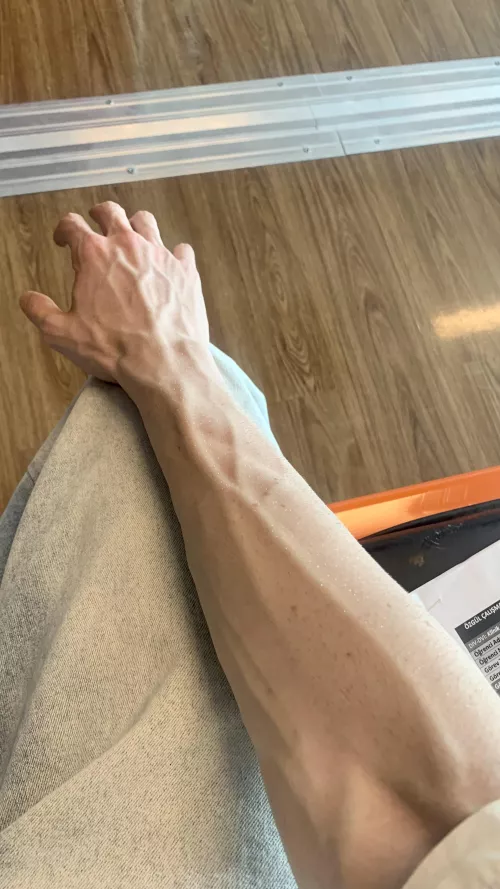 Skinny but vascular by Yovanoaic