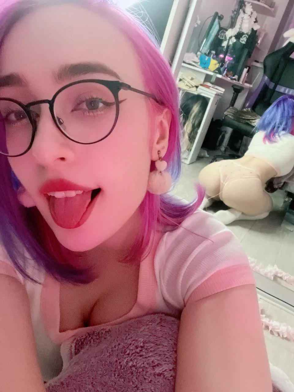 slutty material posted by AsparagusLate2940