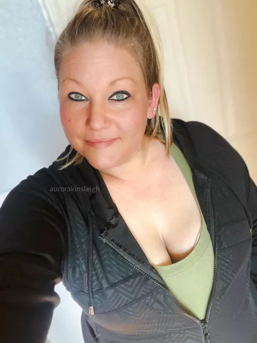 When ur shirt matches your eyes by AuroraKinsleigh