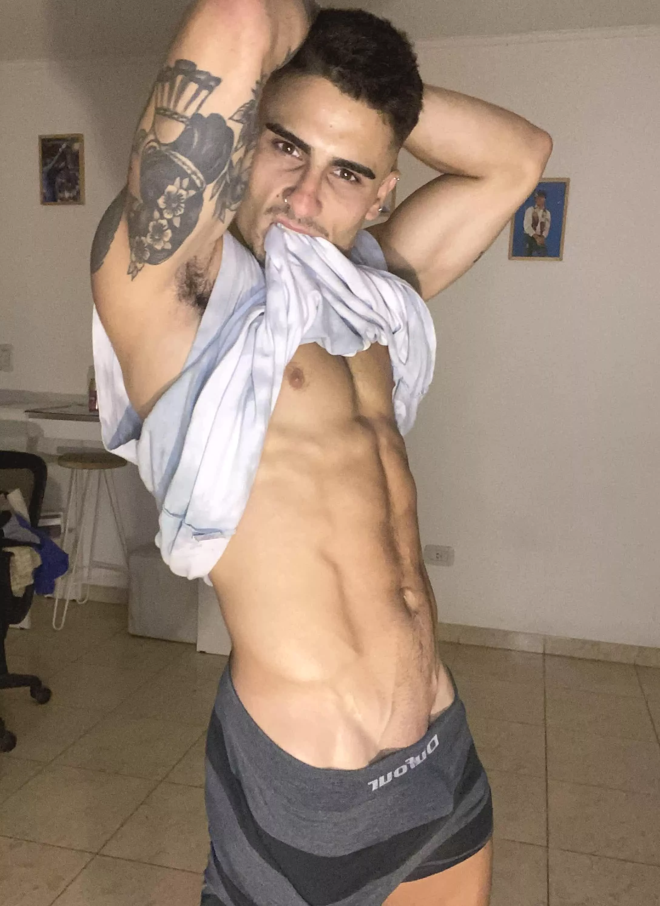 Worship my abs posted by OliverKinggxoxo