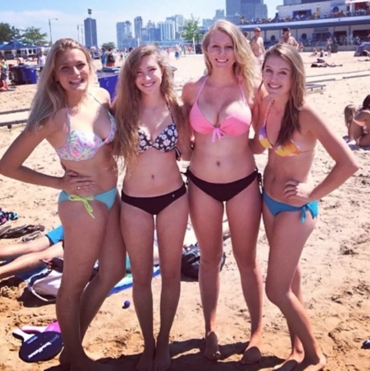 [4] Beach babes  posted by Blitz101r