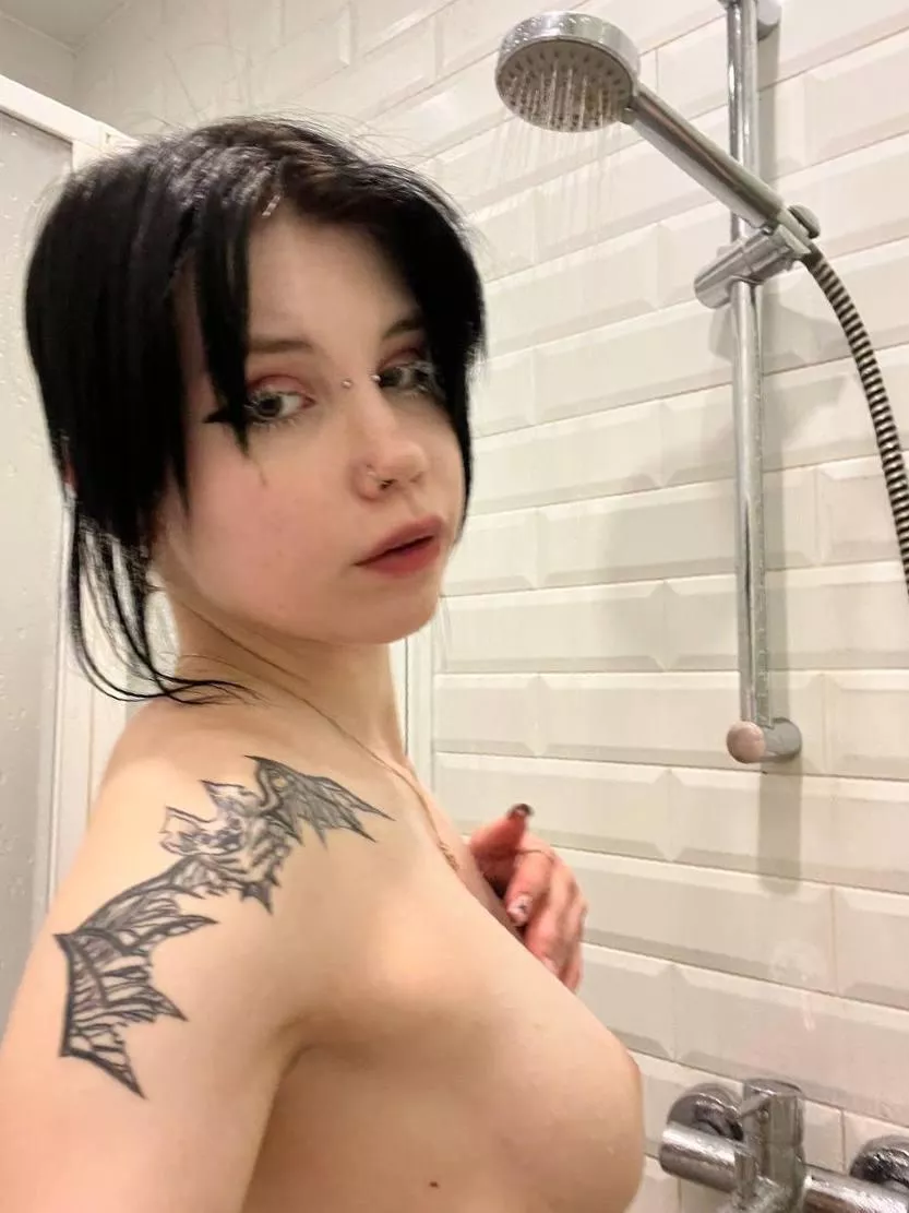 Are you spying on your stepsister? posted by Truecrochet184