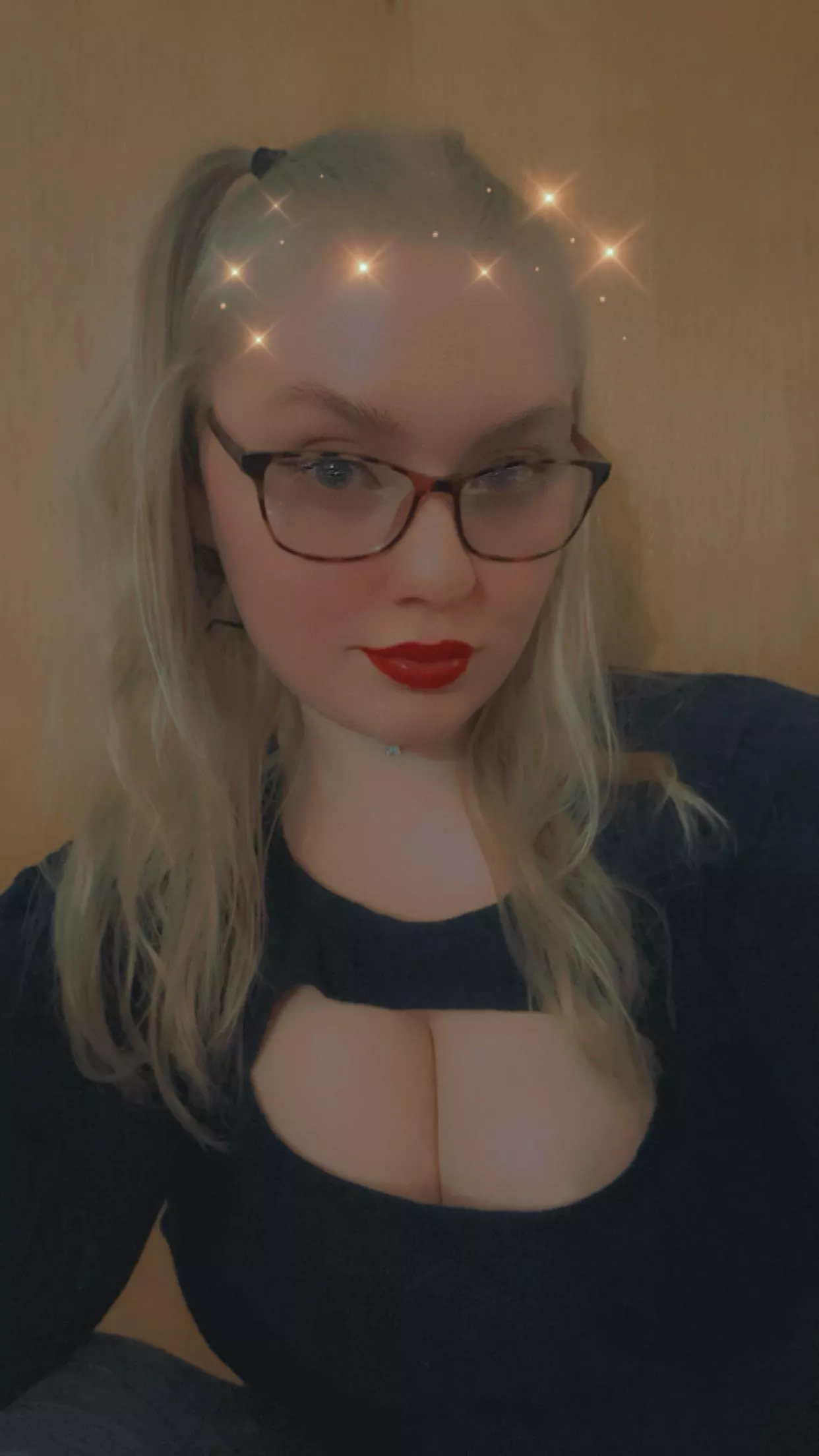 blonde with red lips 💋 posted by krissylilac