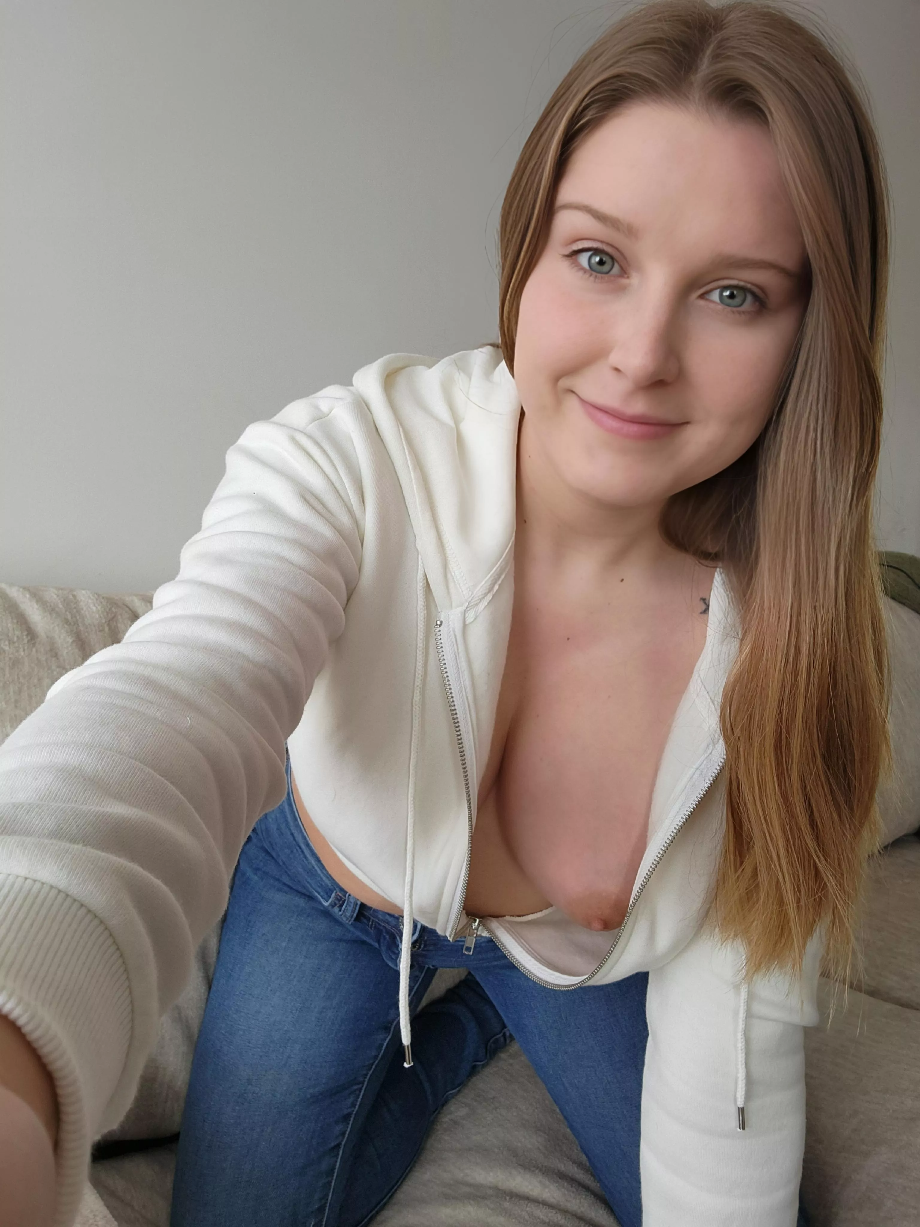 Down blouse selfie posted by reign_rellic