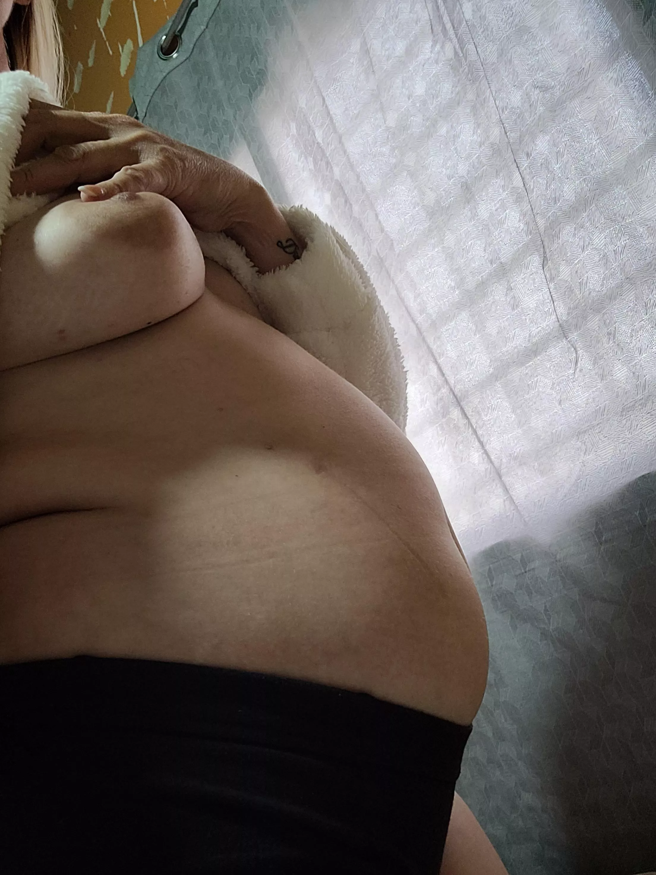 How beautiful it feels to be pregnant, the most beautiful feeling.   posted by Amiradelgado1