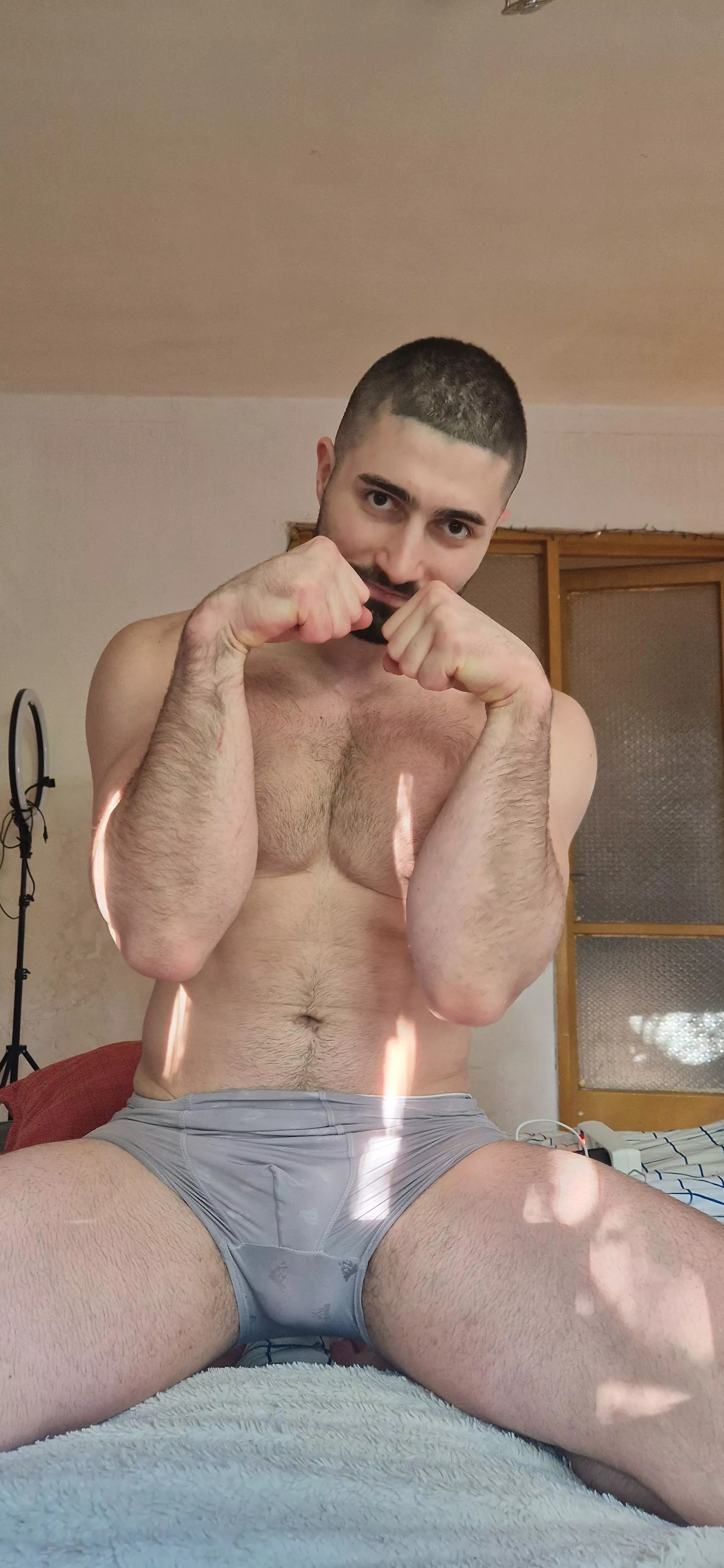 Who wanna to play armwrestling posted by Busy-Investment8158