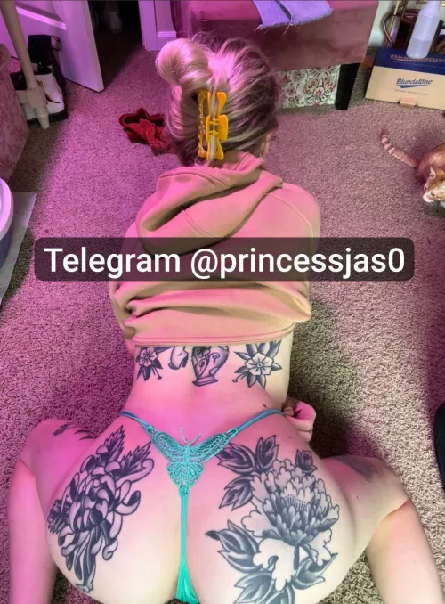 Enjoy boys damn what a booty  by skiiboi45