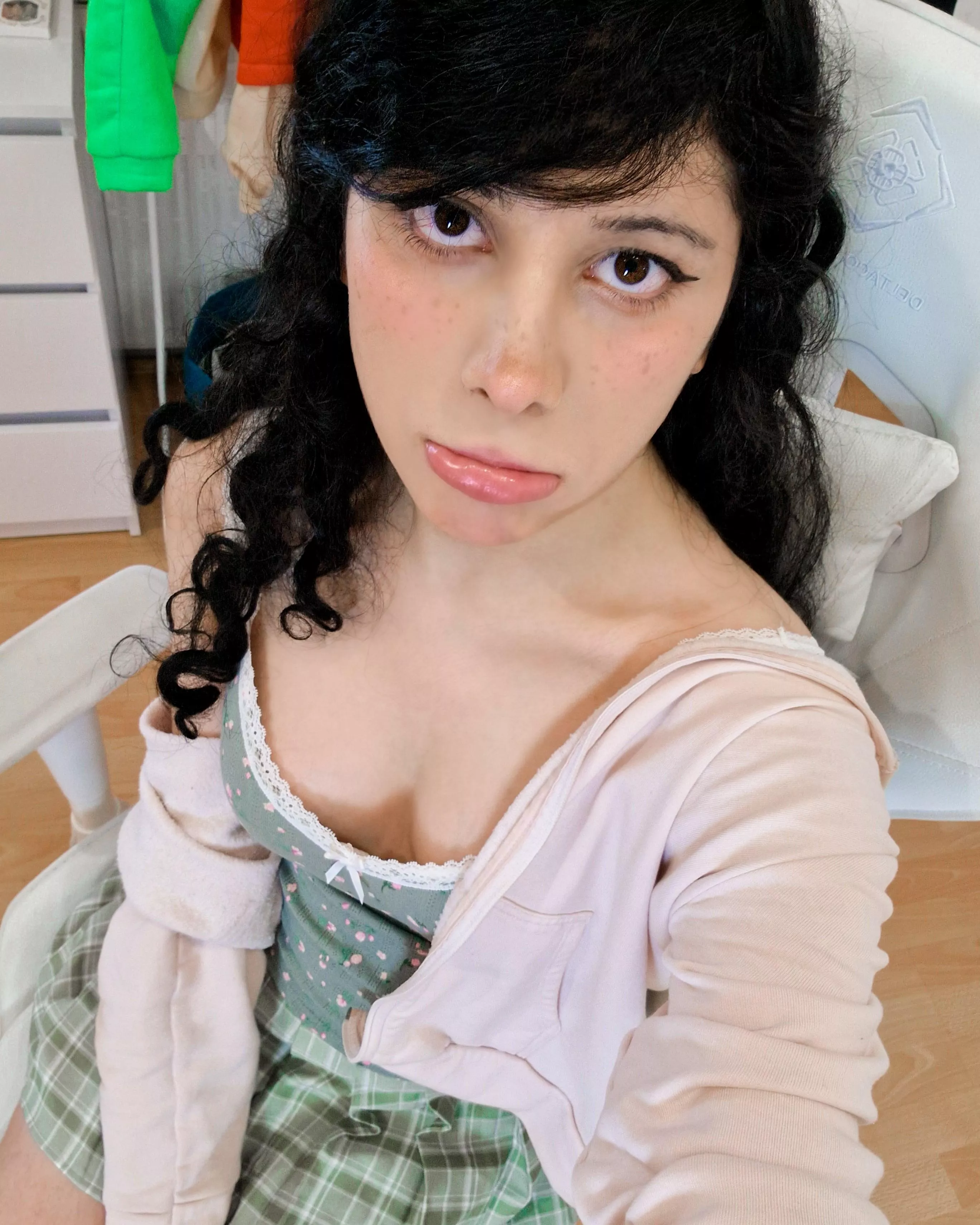 Friends have told me that I look better as a girl 😃 posted by purutrap