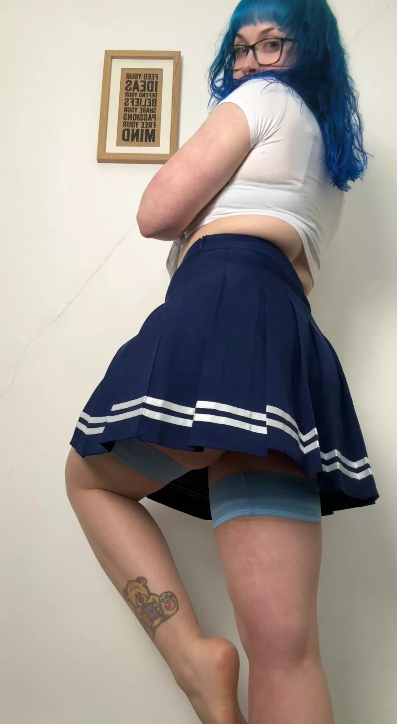 stop looking at the crack in my wall 😠 posted by AndieHart98