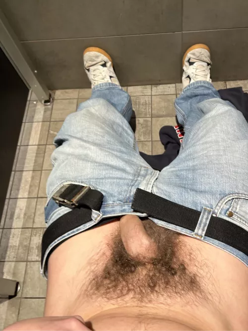 Am I the only one who likes piss/pissing on other guys? by Favoriteteenboy