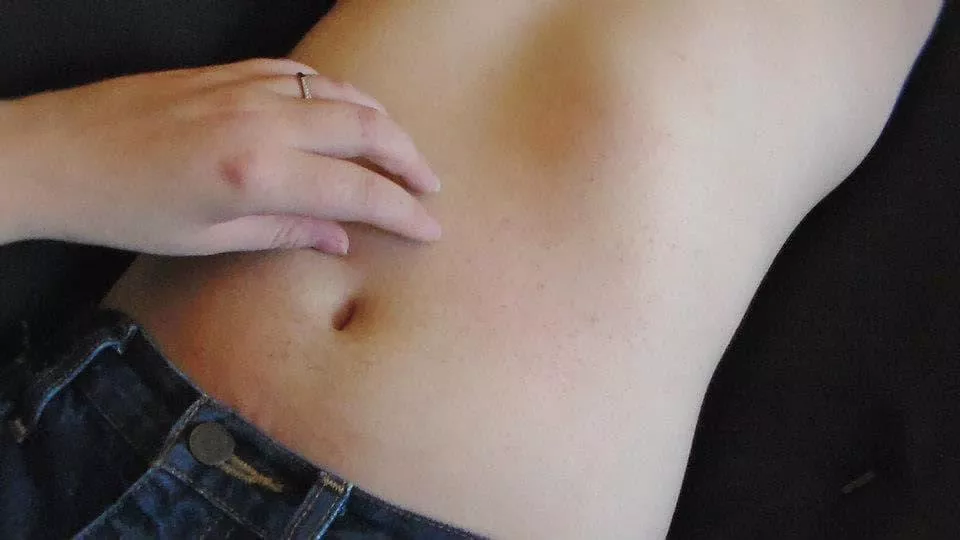 Brandi tickles J's navel posted by SosaiY