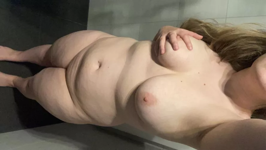 (F)23 am I too fat ? by Helpful-Barber-3271