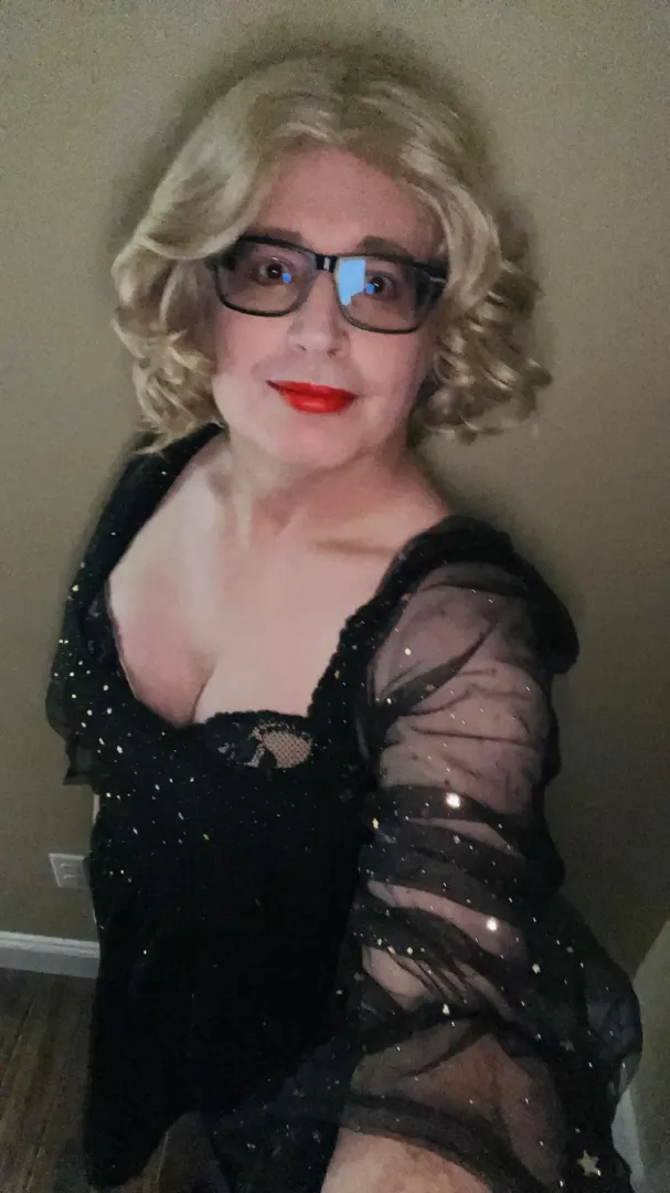Having some fun dressing tonight posted by Mysterious-Aside-606