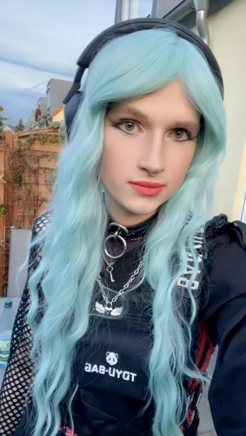 Hey guys, what are you doing today? I‘am gonna improve my Make-up skills by Annoyinganonym