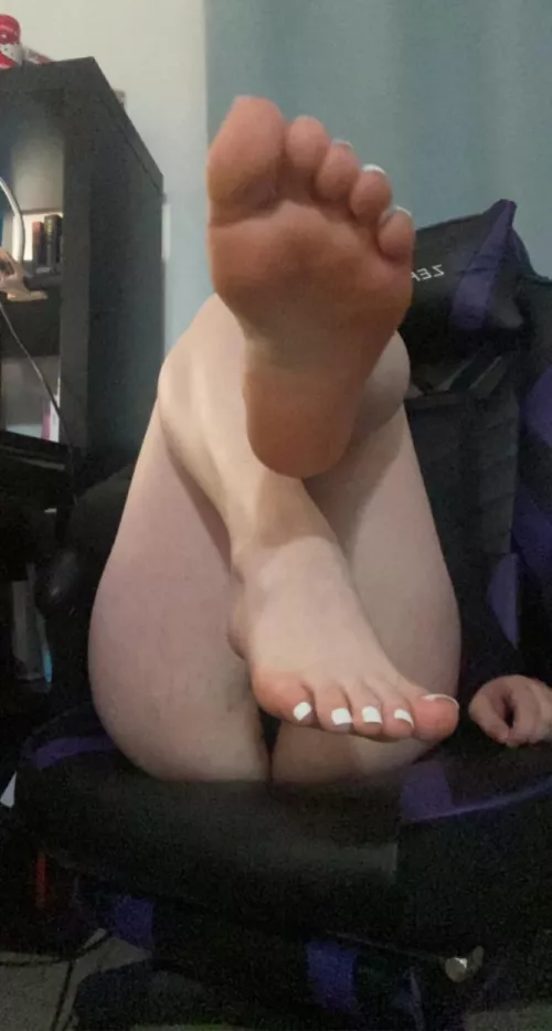 Lick my feet by lucyfeet18