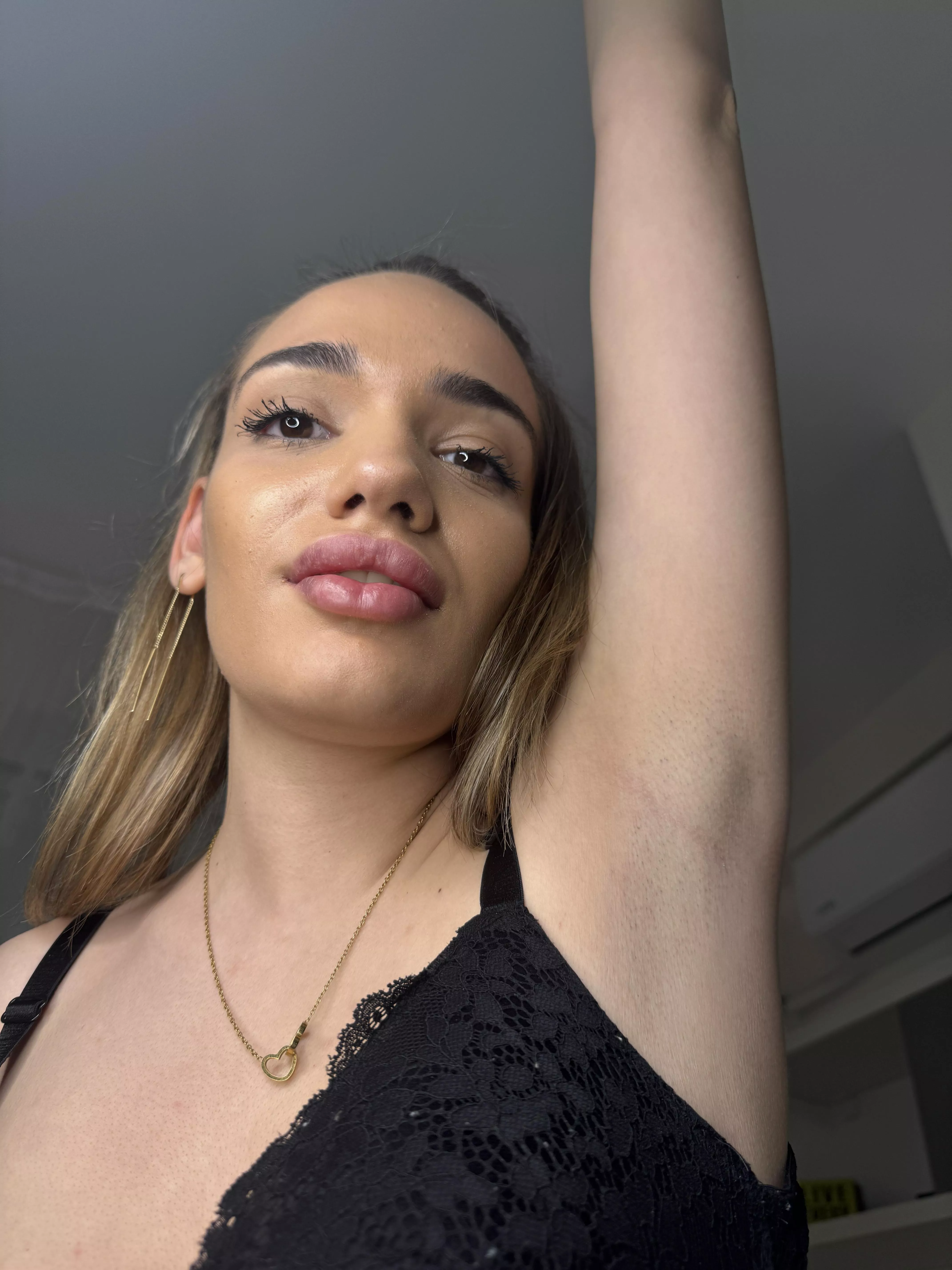 Would you date a girl who makes you worship and suck on her armpits all day long. posted by Shininoobi