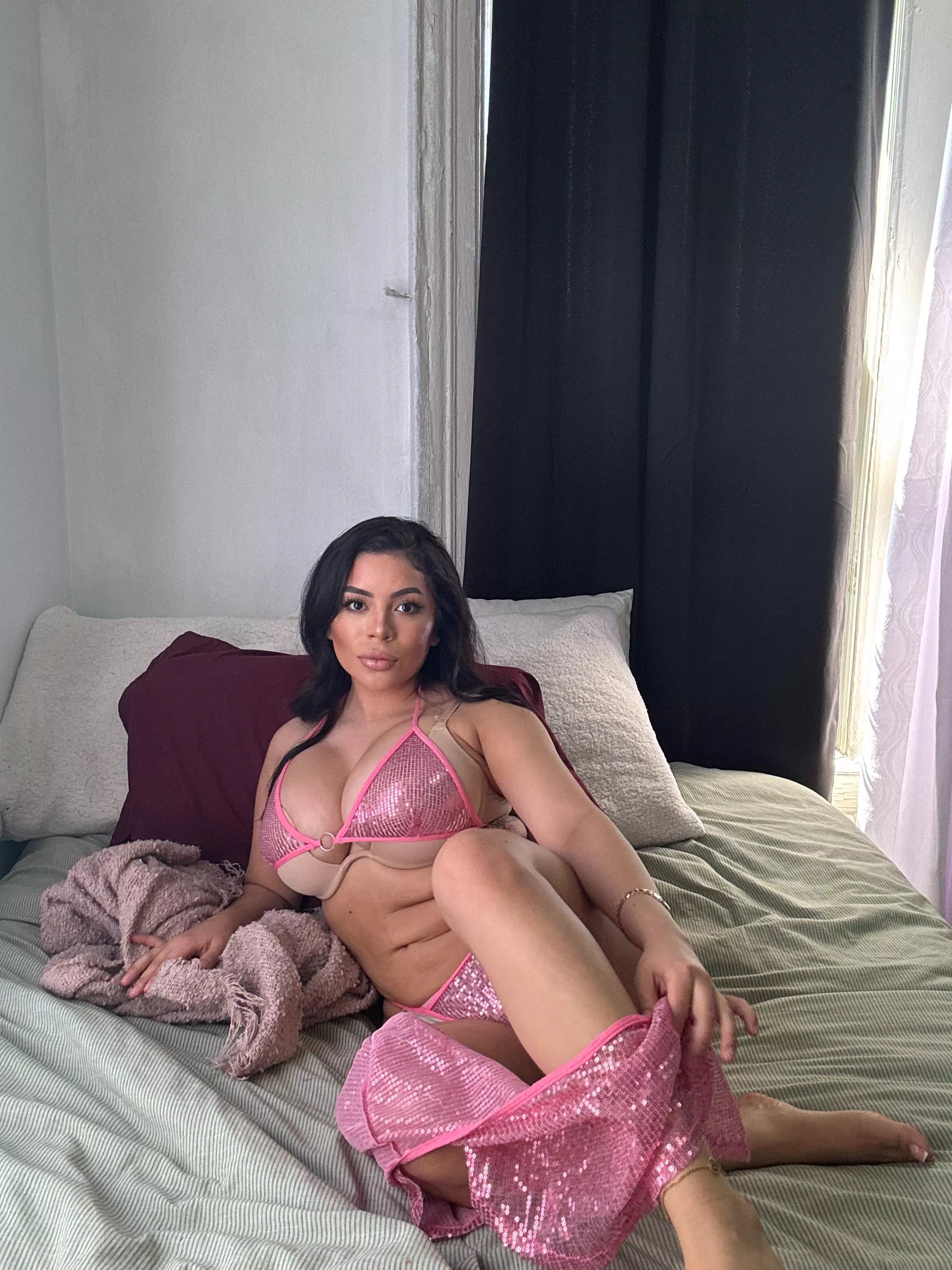 4'11 latina just woke up and horny... posted by Maggiebossx