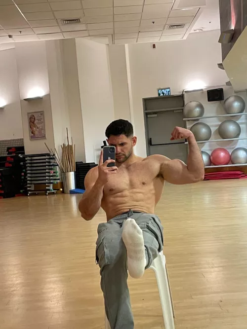 Burry your face in this smelly pits after my workout by TheKingDavid_