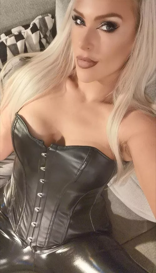 Do you like shiny things.. by Lulu_Pump