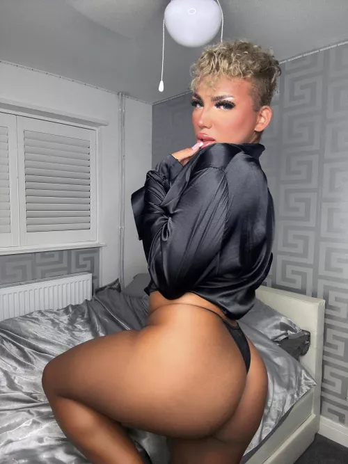 Femboys love to show off their figure by blondebbyalfie