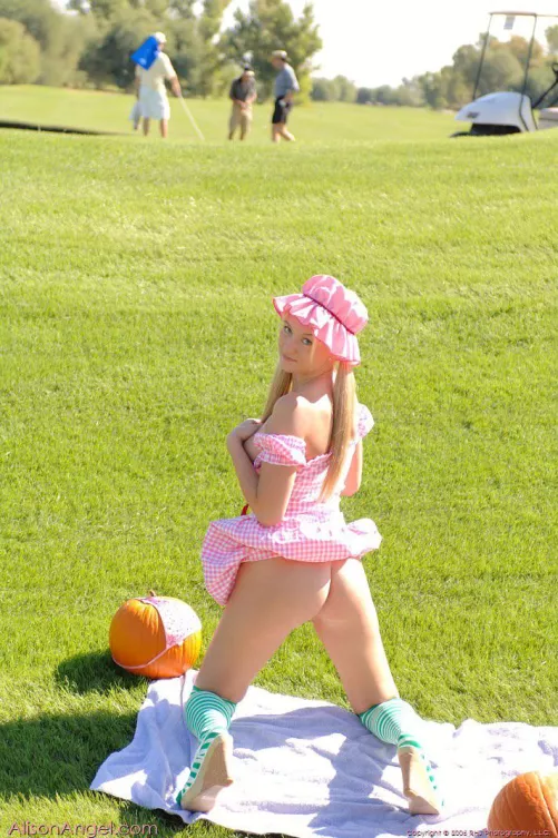 Imagine trying to sink a putt with this going on by Katana184