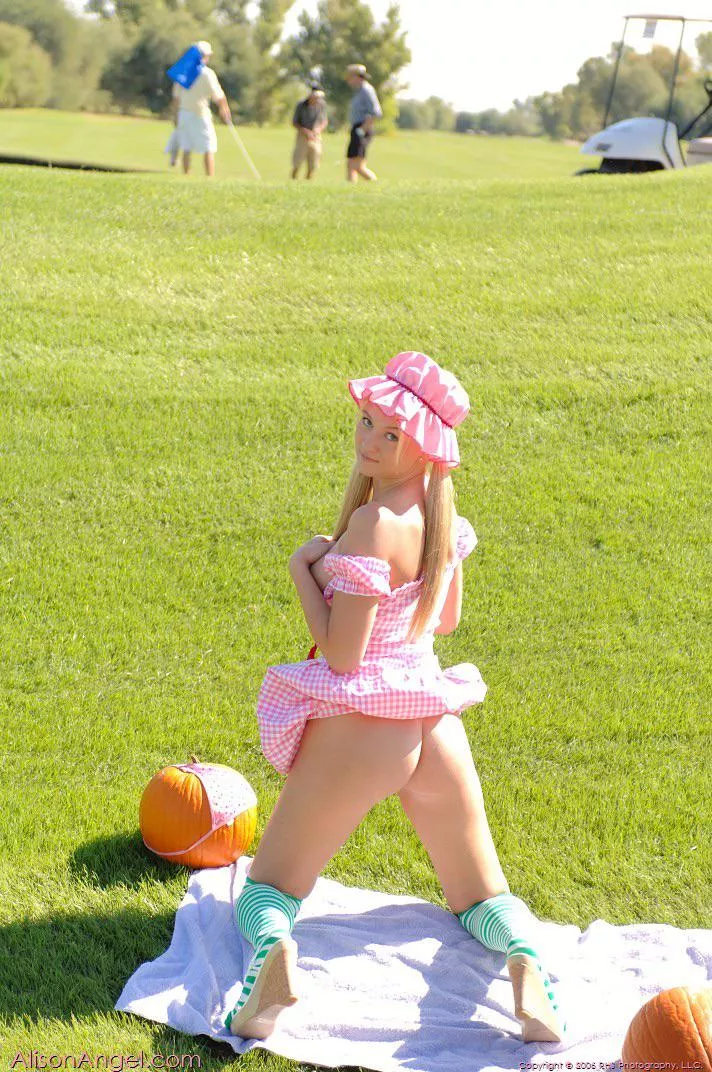 Imagine trying to sink a putt with this going on posted by Katana184