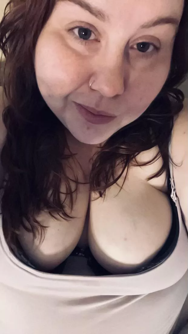 Kind of bored today 😩 someone come entertain me 😈 posted by Ktitties93