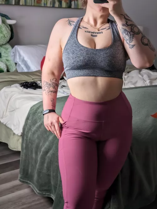 Sports bra is doing me justice [F] by xxLilithB