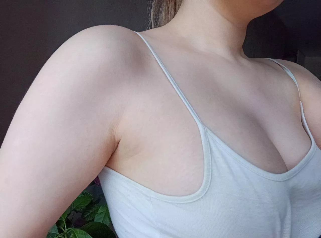 These perky boobs are perfect for sideboob posted by pixiiie_chloe