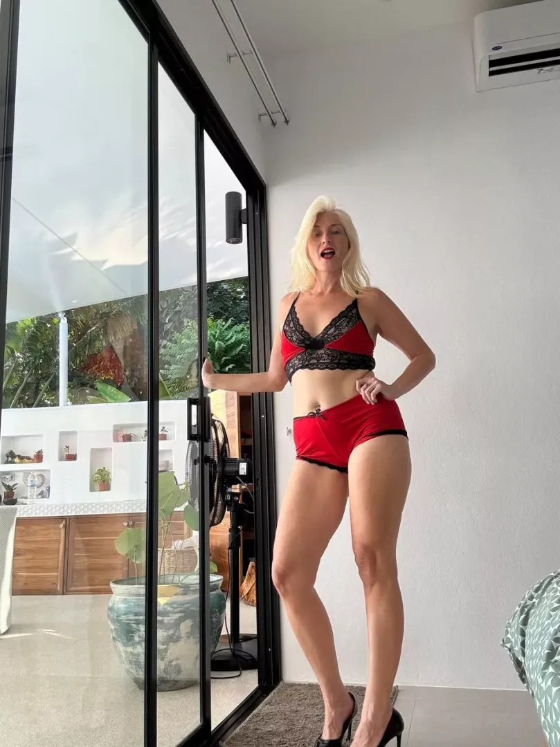 MILF fuckdoll at your service posted by 821irene