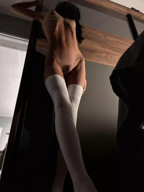 My long legs are always cold [F] by la_skinny