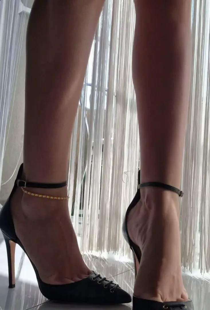 My newest black heels look so sexy by SparkleRoachuy