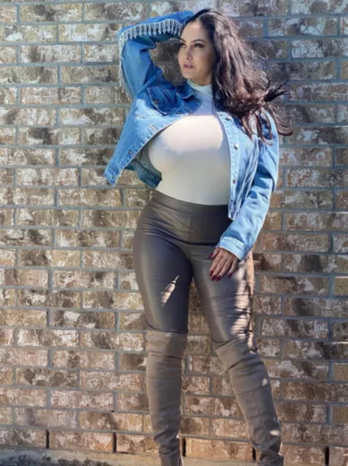 She looks very familiar. I think i have seen her somewhere before?  by m9a9r9i9u9s