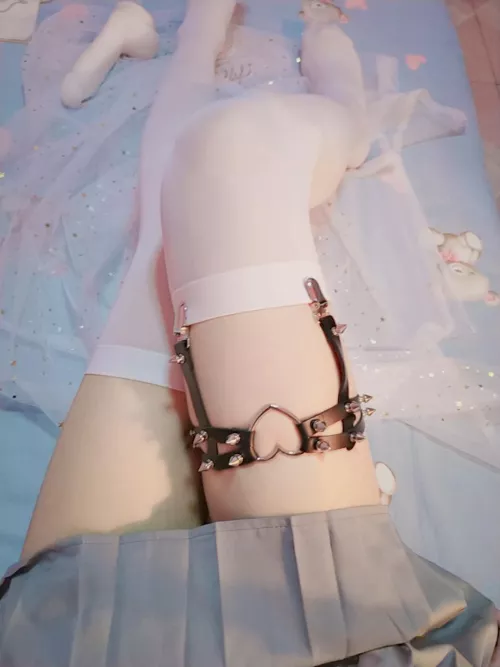 Smooth thighs by vorvortt