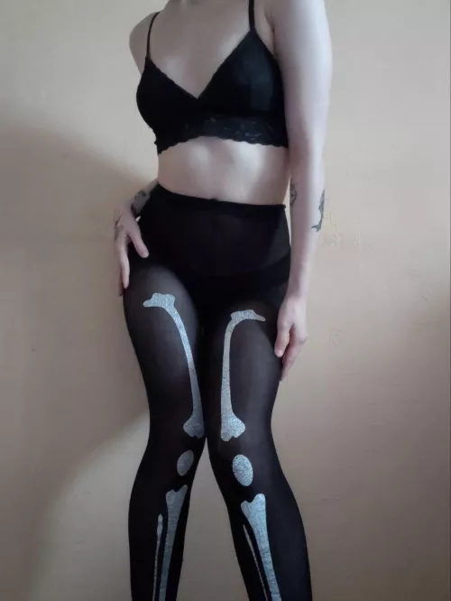 Are those tights still in fashion?)😈 by Bilonnna