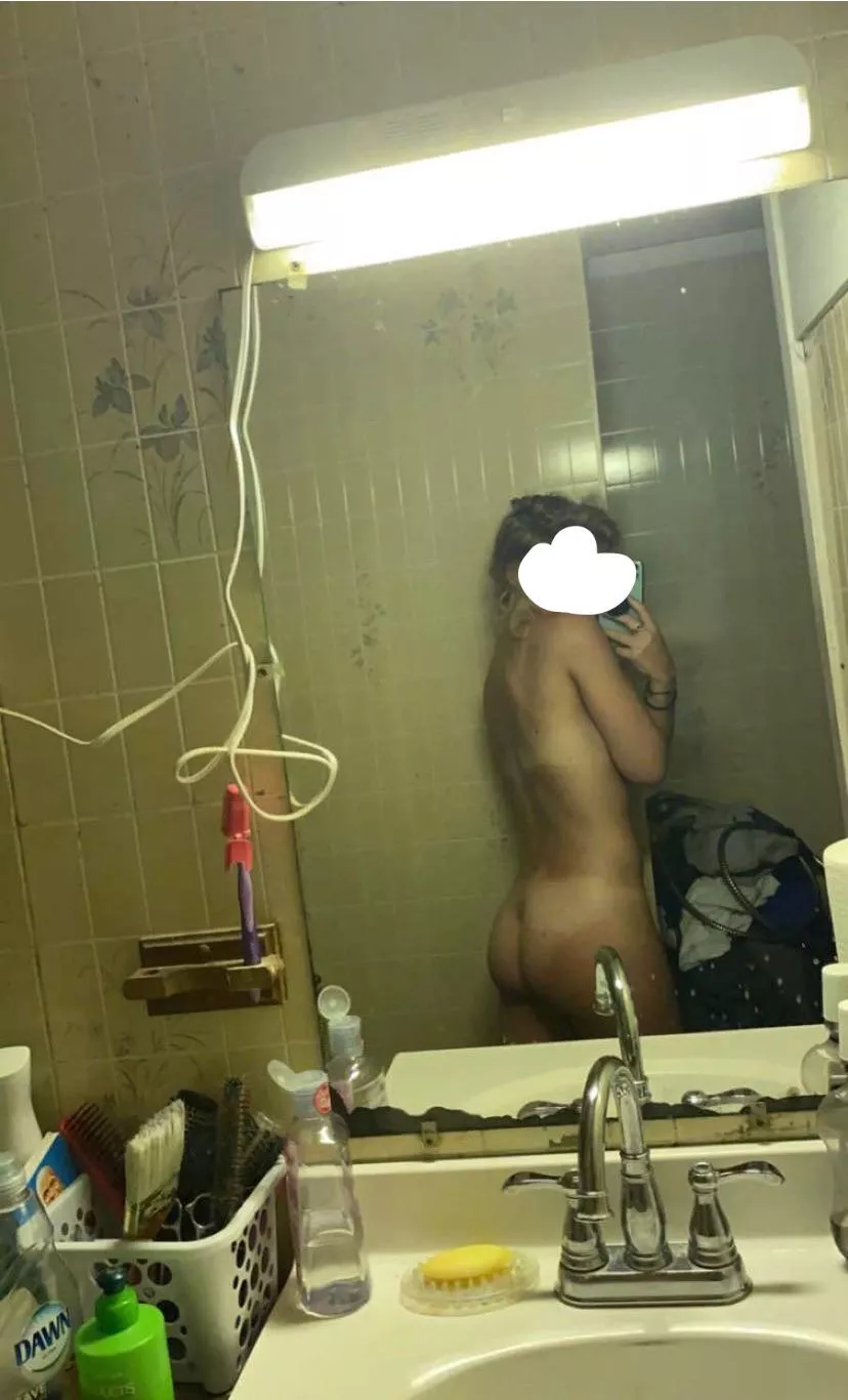 (F) 22 5’6” 135 lbs posted by Pristine_Singer7889